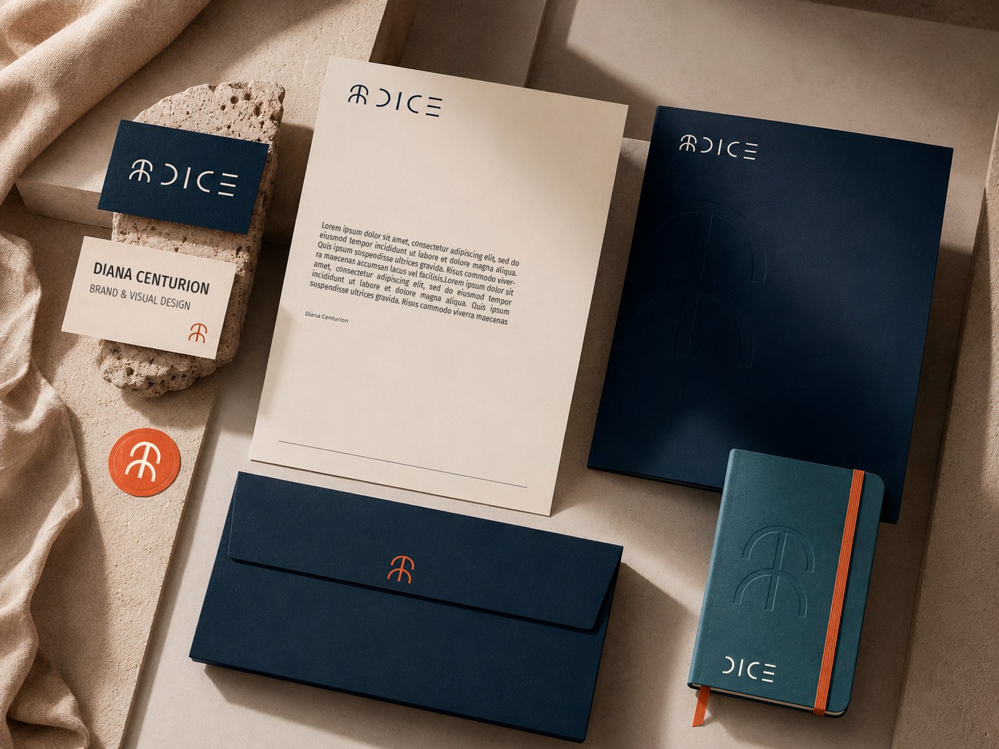 DICE aplicada em papelaria institucional, cartão, envelope e caderno